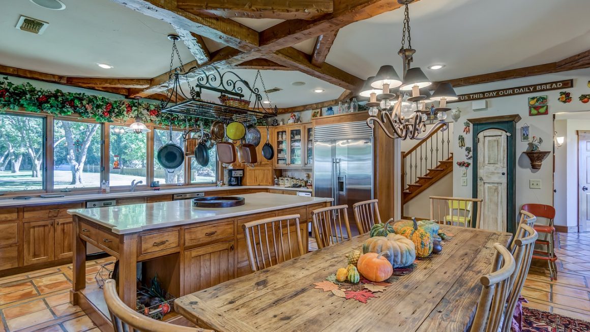 cuisine et salle à manger décorées avec des meubles en bois